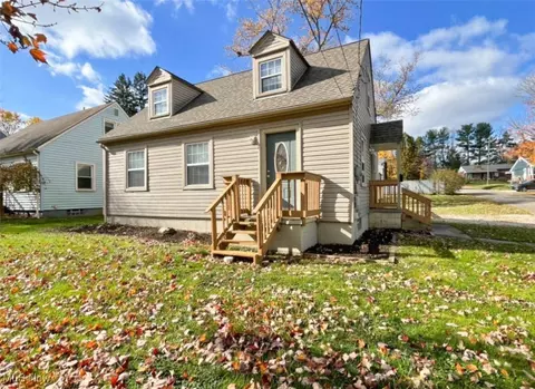 102 S Roanoke Ave, Austintown, OH 44515