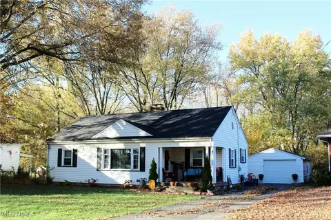 352 Colonial Dr, Youngstown, OH 44505
