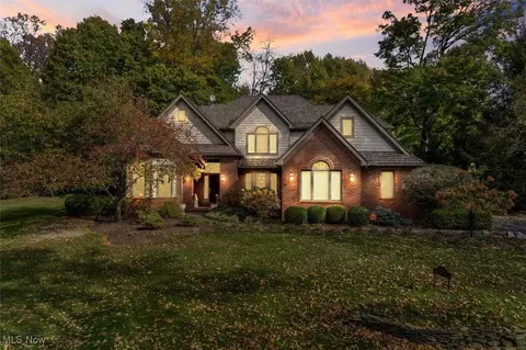 1 W Hanna Ln, Bratenahl, OH 44108