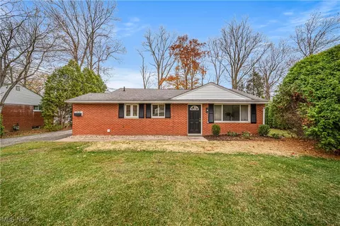 319 Cynthia Dr, Chardon, OH 44024