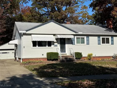 30013 Vineyard Rd, Willowick, OH 44095