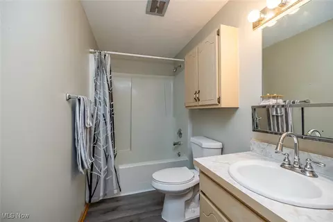 Bath - 612 Baldwin, Elyria, OH 44035 photo 1 of 1
