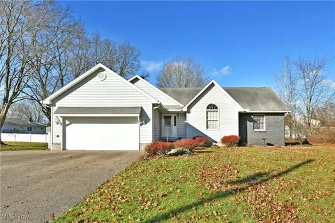 2476 Cheeks Ct, Cortland, OH 44410