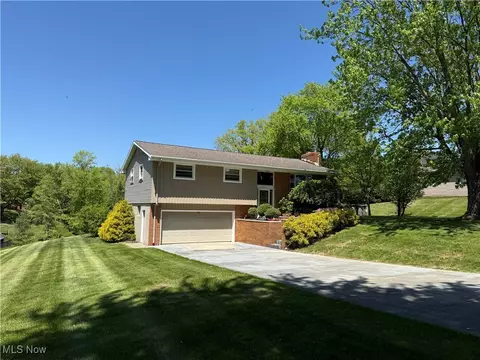 16520 Timberlane Dr, Lake Milton, OH 44429