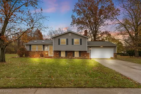 4381 Galaxy Dr, Stow, OH 44224