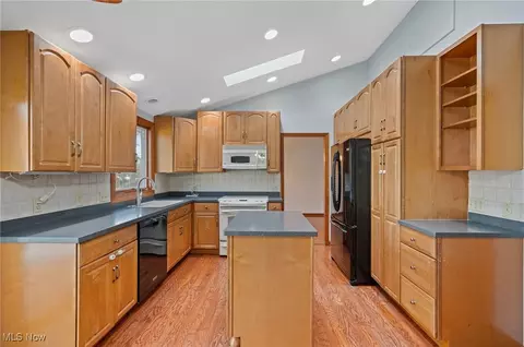 Kitchen - 37630 Bunker Hill Dr, Solon, OH 44139 photo 2 of 5