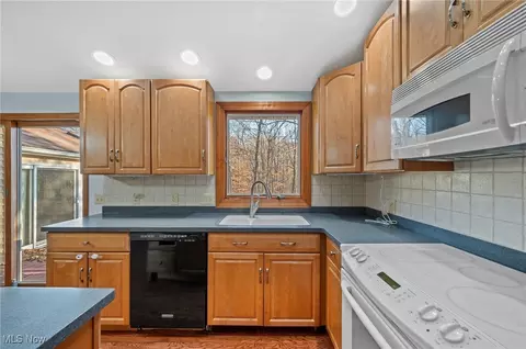 Kitchen - 37630 Bunker Hill Dr, Solon, OH 44139 photo 3 of 5