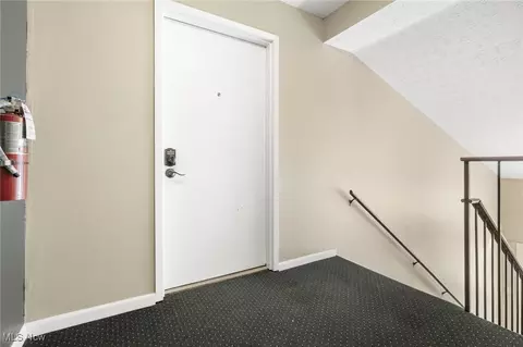 Entry Way - 1818 Harbour Cir NW #12D, Canton, OH 44708 photo 4 of 4