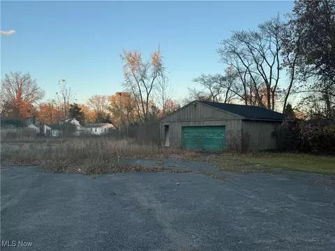 2166 Parkman Rd NW, Warren, OH 44485