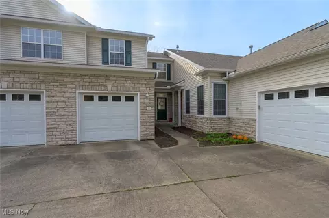 77 Falls River Dr, Munroe Falls, OH 44262