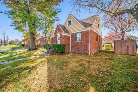 704 Babbitt Rd, Euclid, OH 44123 photo 2