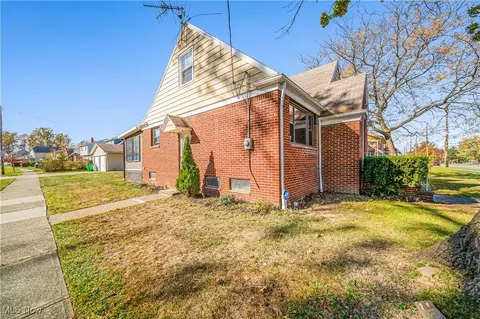 704 Babbitt Rd, Euclid, OH 44123 photo 3