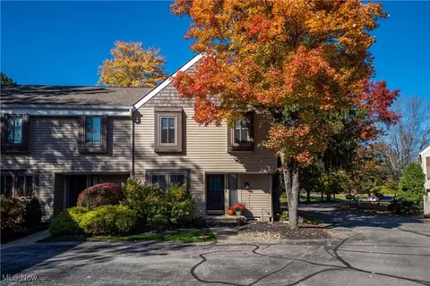 17534 Fairlawn Dr, Chagrin Falls, OH 44023