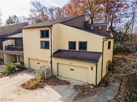 864 Hampton Ridge Dr, Akron, OH 44313