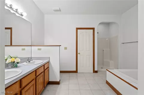 Bath - 4352 Shannon Dr, Rootstown, OH 44272 photo 2 of 6