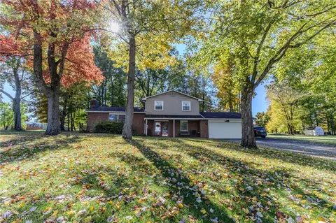 6200 Jacqueline Dr NE, Brookfield, OH 44403