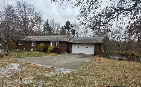 48900 La Jan Dr, Saint Clairsville, OH 43950