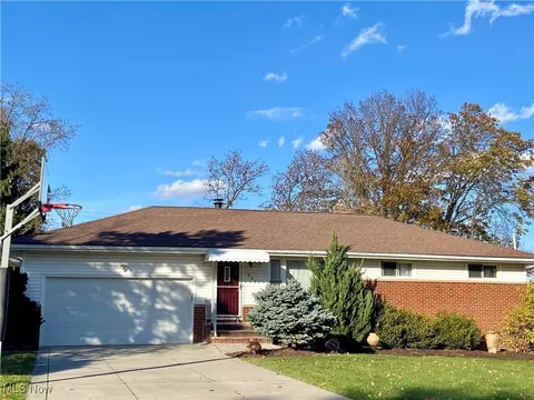 567 Starlight Dr, Seven Hills, OH 44131