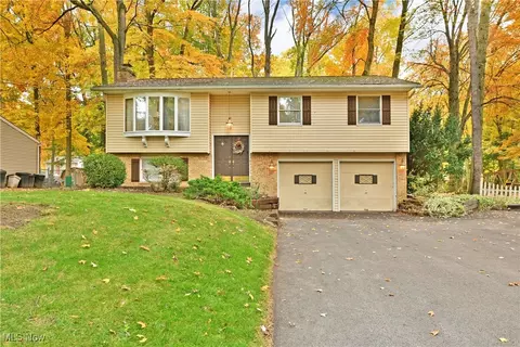7770 Castle Rock Dr NE, Warren, OH 44484