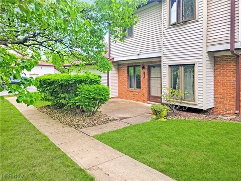 7152 Village Dr, Mentor, OH 44060