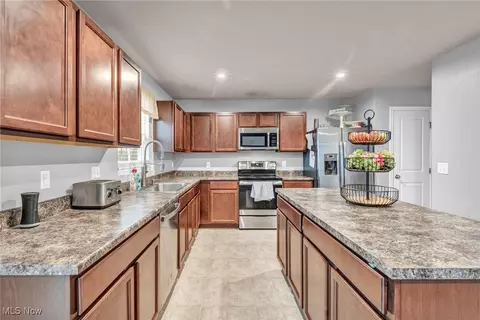 342 Fairfield Ct, Elyria, OH 44035 photo 2
