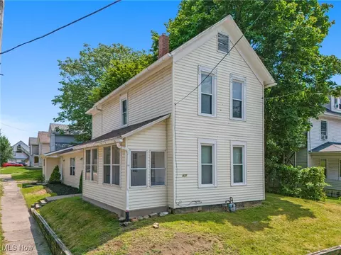 477 Allyn St, Akron, OH 44304