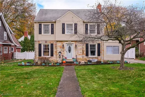 1731 Chestnut Blvd, Cuyahoga Falls, OH 44223