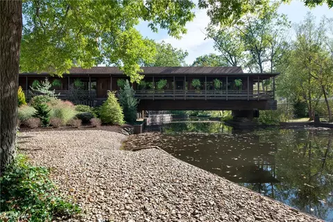 399 Crossbrook Dr, Berea, OH 44017