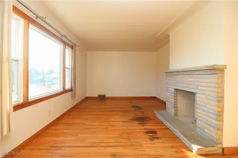 Living - 853 5th St, Struthers, OH 44471 photo 2 of 2