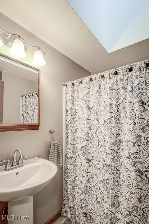 49 Comanche Trl, Malvern, OH 44644 photo 12
