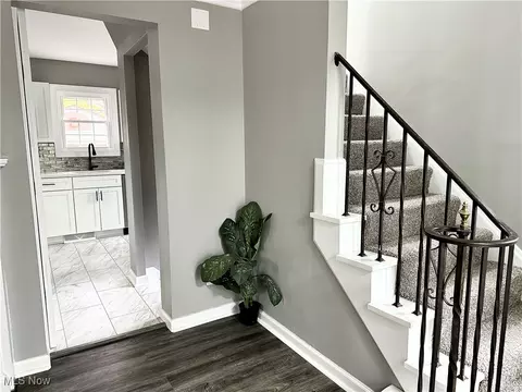 Entry Way - 175 E 212th St, Euclid, OH 44123 photo 2 of 5