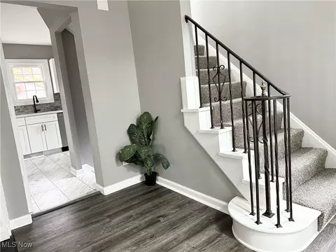 Entry Way - 175 E 212th St, Euclid, OH 44123 photo 3 of 5