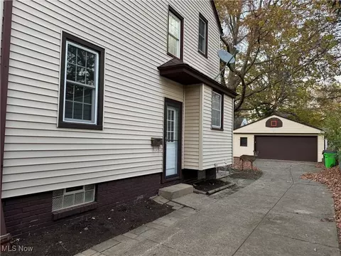 Entry Way - 175 E 212th St, Euclid, OH 44123 photo 1 of 5