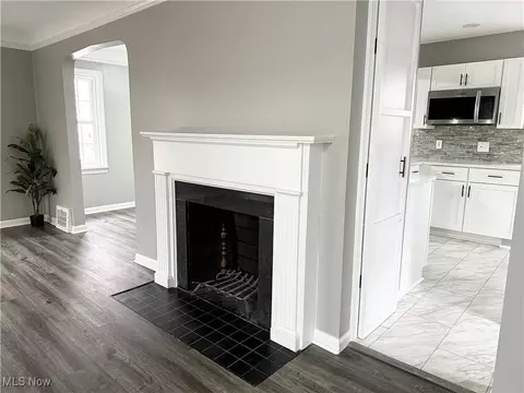 Entry Way - 175 E 212th St, Euclid, OH 44123 photo 4 of 5