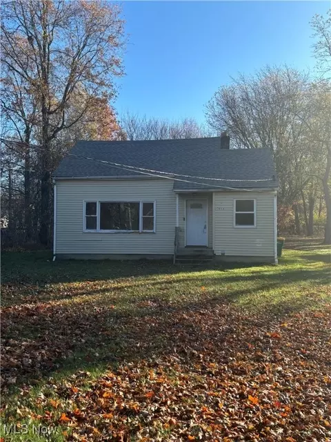 7555 Hickory Rd, Oakwood Village, OH 44146