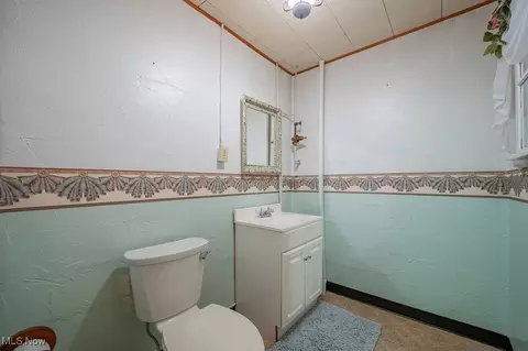 Bath - 155 Doolin Dr, Williamstown, WV 26187 photo 6 of 6