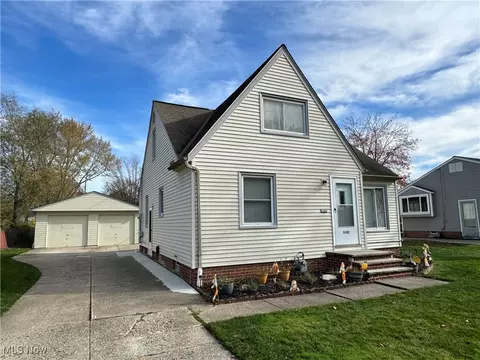 5187 Karen Isle Dr, Willoughby, OH 44094