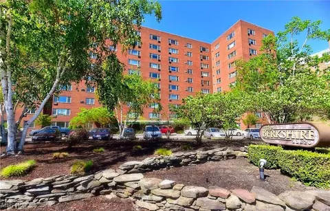 11820 Edgewater Dr #201, Lakewood, OH 44107