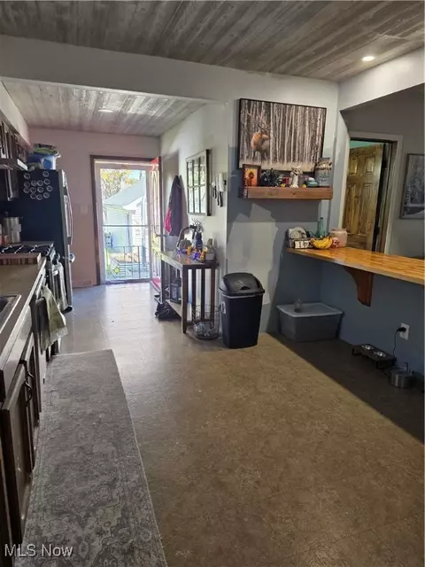Entry Way - 382 Columbus St, Elyria, OH 44035 photo 3 of 6
