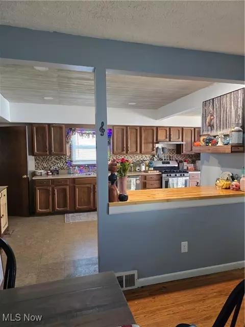 Entry Way - 382 Columbus St, Elyria, OH 44035 photo 4 of 6
