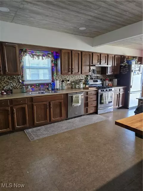 Kitchen - 382 Columbus St, Elyria, OH 44035 photo 1 of 1