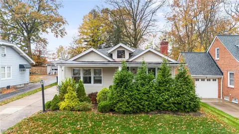 1620 Sunview Rd, Lyndhurst, OH 44124