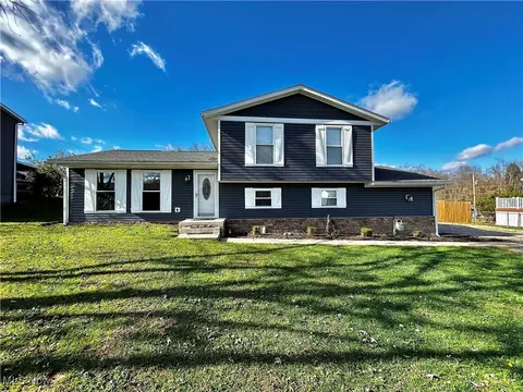 3675 Dona Dr, Zanesville, OH 43701