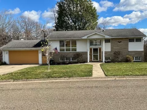 215 Dennis Ln, Saint Clairsville, OH 43950
