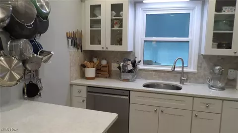 Kitchen - 2542 Carson Rd, Fairlawn, OH 44333 photo 3 of 3