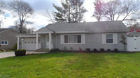 Exterior - 2542 Carson Rd, Fairlawn, OH 44333 photo 3 of 7