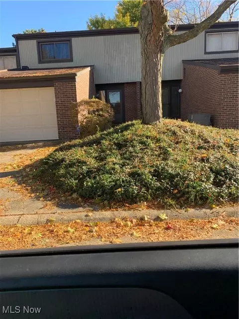 933 Trimble Dr, Akron, OH 44307