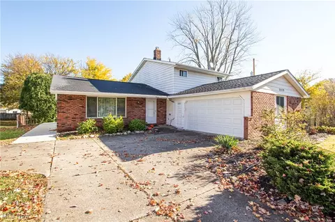 5409 Dorothy Dr, North Olmsted, OH 44070