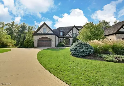 40 Hamlet Ct, Bratenahl, OH 44108