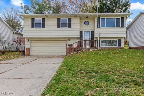 2701 Nottingham Dr, Parma, OH 44134